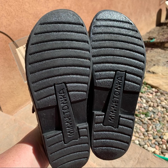 MINNETONKA GENUINE LEATHER SANDALS. In great cond - Picture 3 of 6